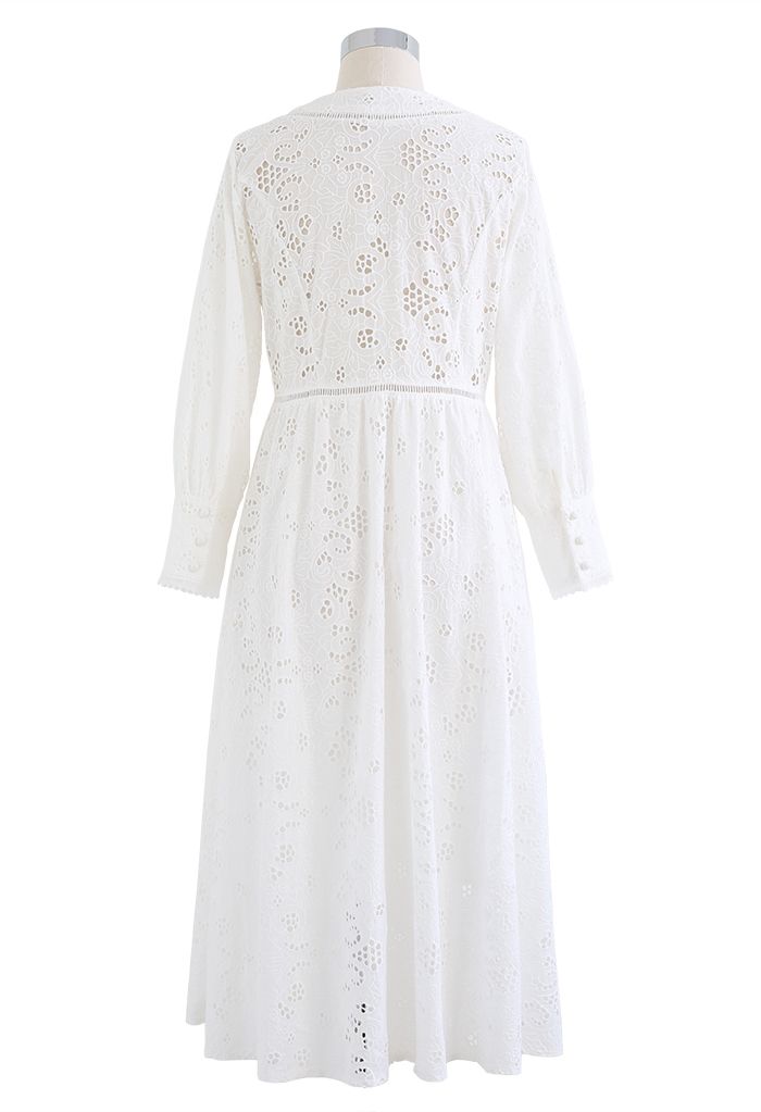 Robe mi-longue blanche unie brodée d'œillets