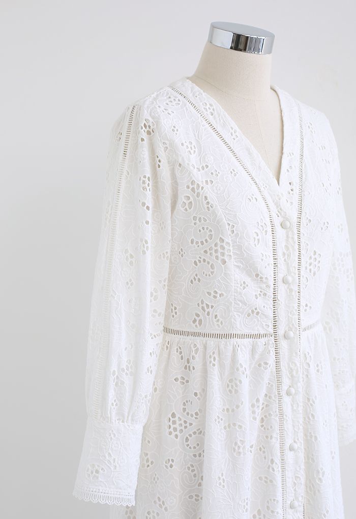 Robe mi-longue blanche unie brodée d'œillets