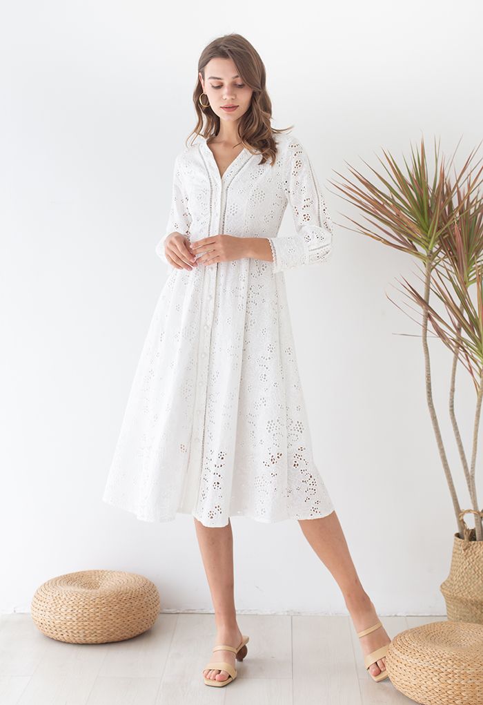 Robe mi-longue blanche unie brodée d'œillets