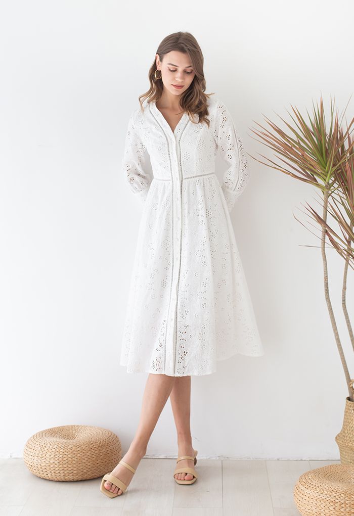 Robe mi-longue blanche unie brodée d'œillets