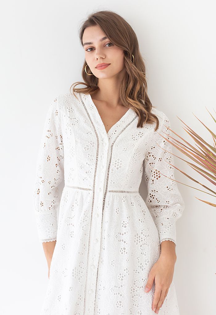 Robe mi-longue blanche unie brodée d'œillets