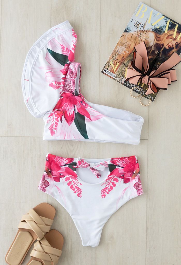 Ensemble de bikini à une épaule à volants floraux Pinky en blanc