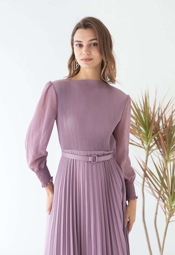 Robe longue ceinturée plissée en lilas