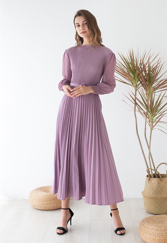 Robe longue ceinturée plissée en lilas