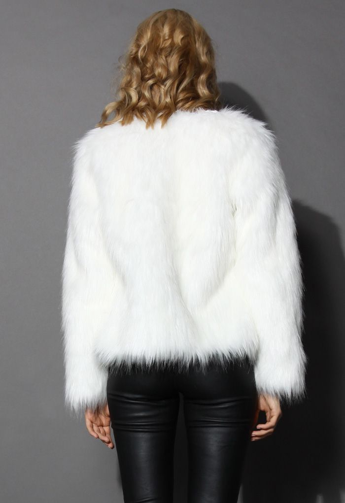 Mon manteau chic en fausse fourrure en blanc