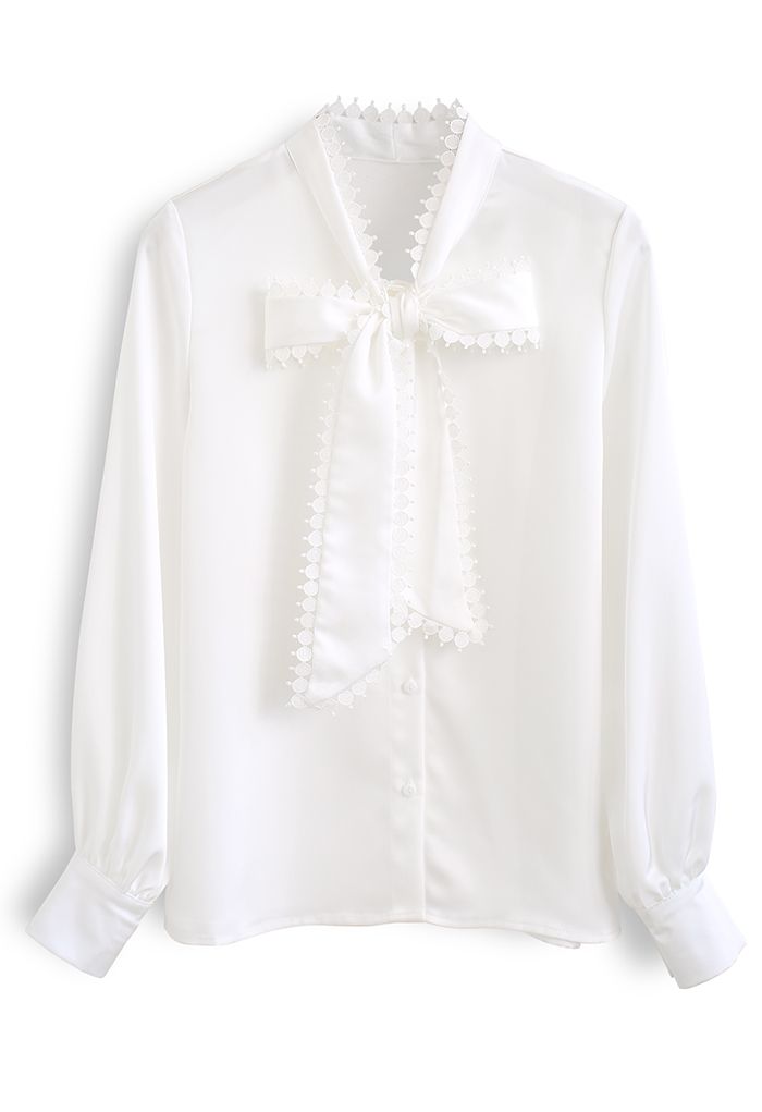 Chemise en satin nœud papillon à bords crochetés en blanc