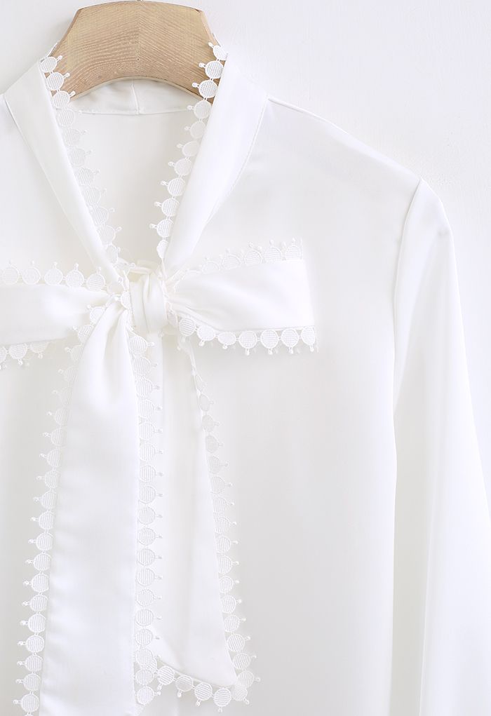 Chemise en satin nœud papillon à bords crochetés en blanc