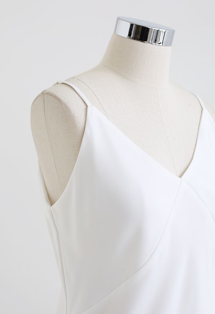 Débardeur camisole en satin à col en V en blanc