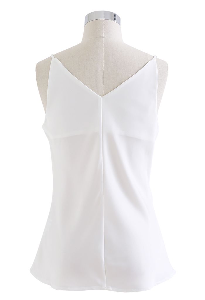 Débardeur camisole en satin à col en V en blanc