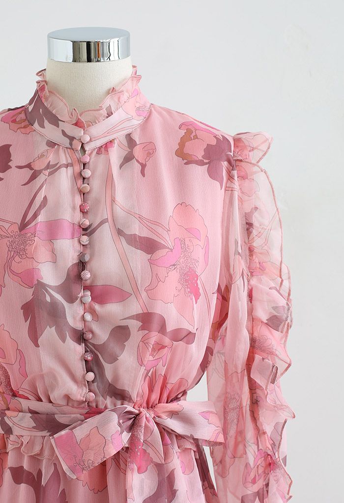 Robe ceinturée rose poudré à fleurs et à volants