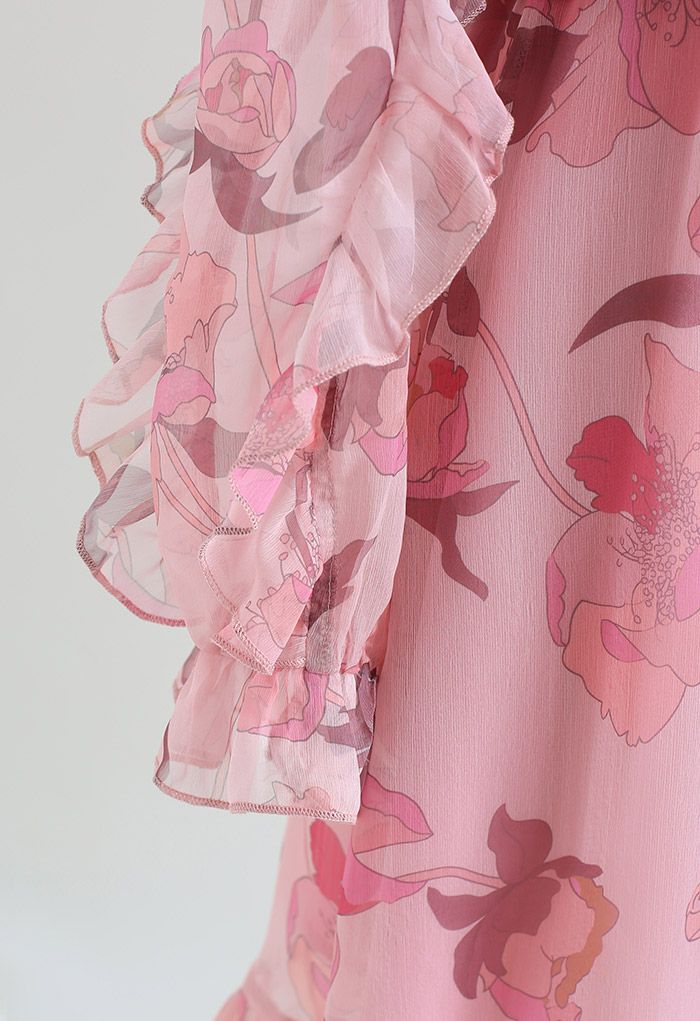 Robe ceinturée rose poudré à fleurs et à volants