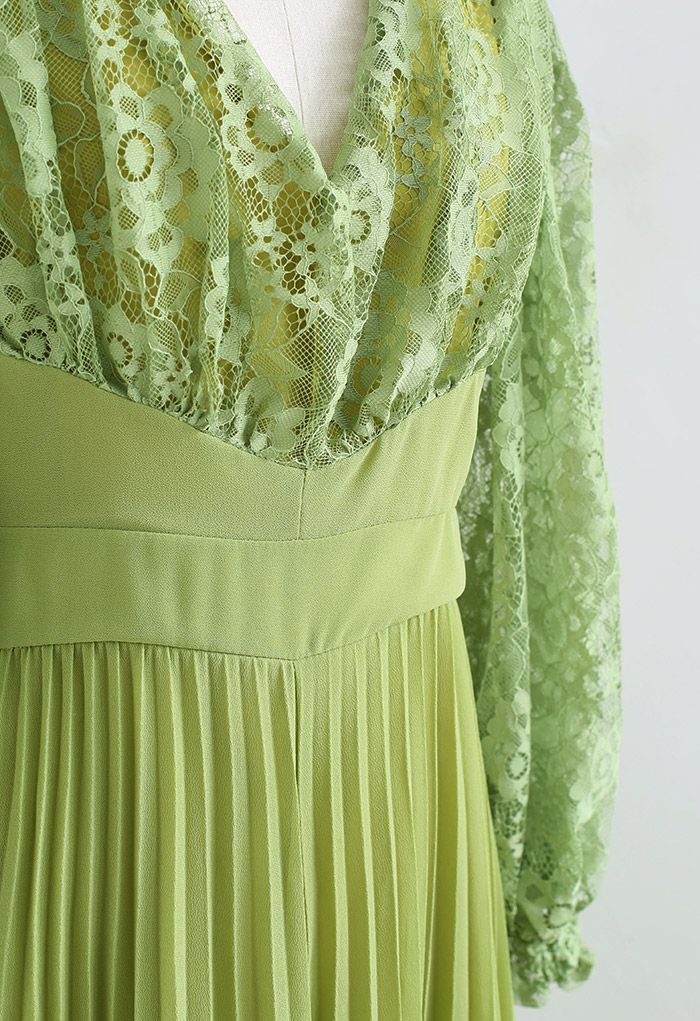 Robe longue plissée en dentelle à col en V en vert mousse