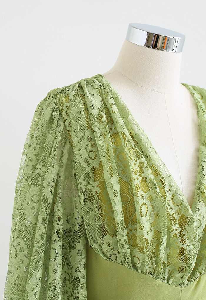 Robe longue plissée en dentelle à col en V en vert mousse