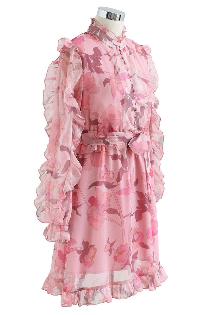 Robe ceinturée rose poudré à fleurs et à volants