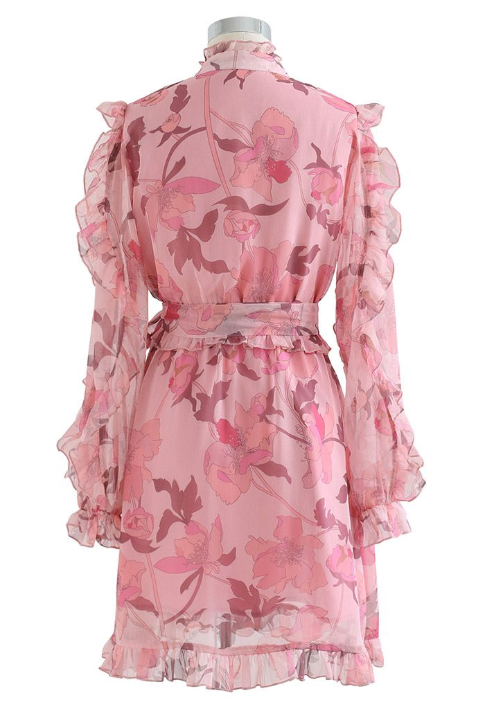 Robe ceinturée rose poudré à fleurs et à volants