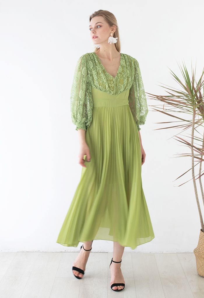 Robe longue plissée en dentelle à col en V en vert mousse