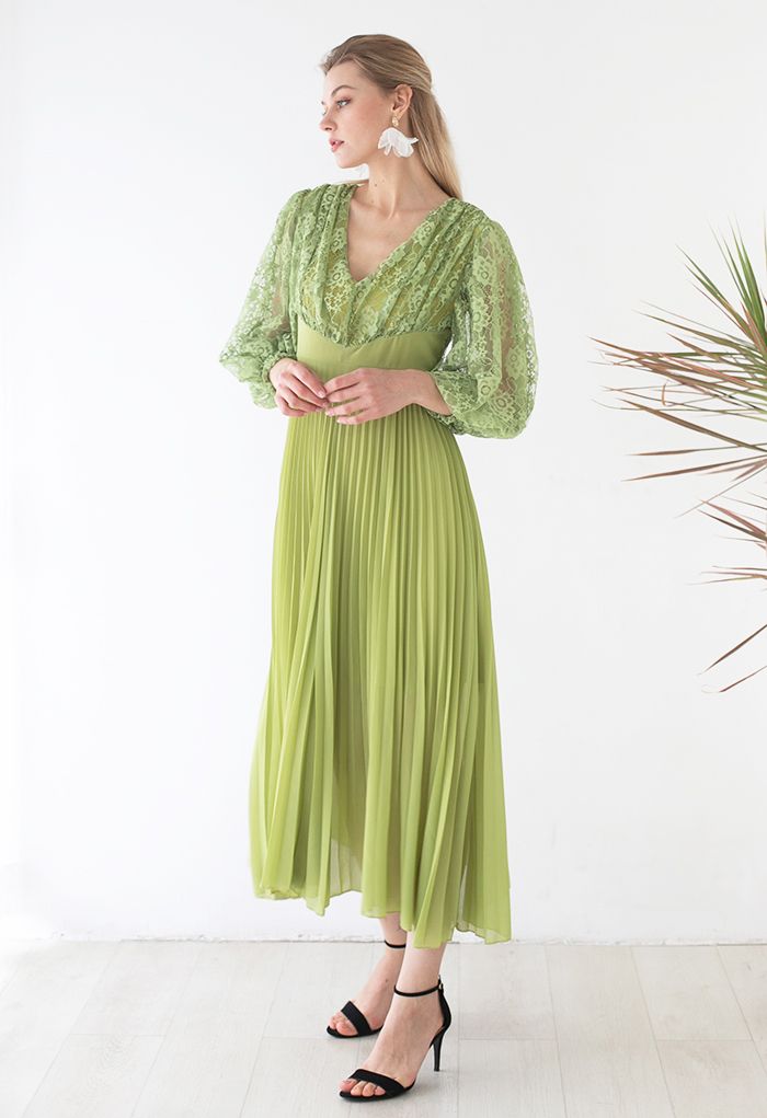 Robe longue plissée en dentelle à col en V en vert mousse