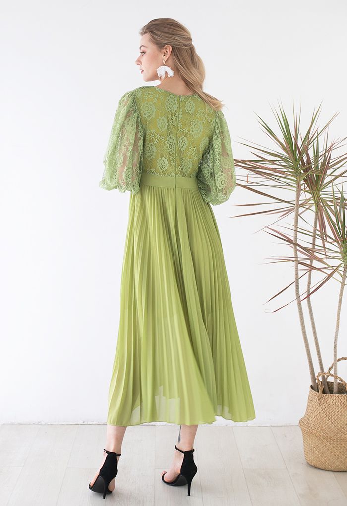 Robe longue plissée en dentelle à col en V en vert mousse