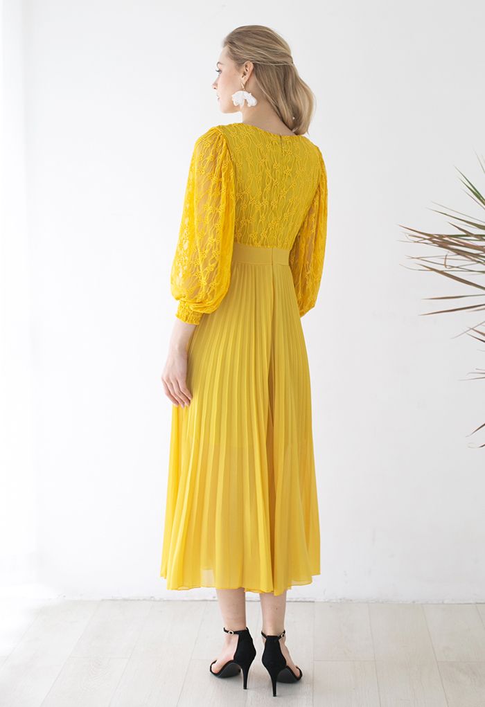 Robe maxi plissée en dentelle à col en V moutarde