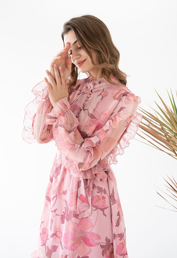 Robe ceinturée rose poudré à fleurs et à volants