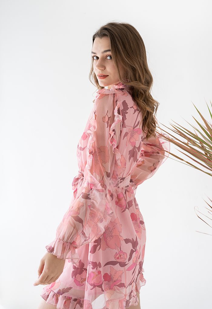 Robe ceinturée rose poudré à fleurs et à volants