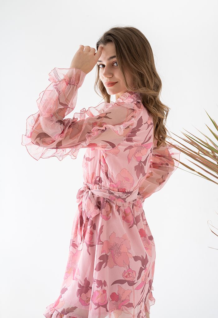 Robe ceinturée rose poudré à fleurs et à volants