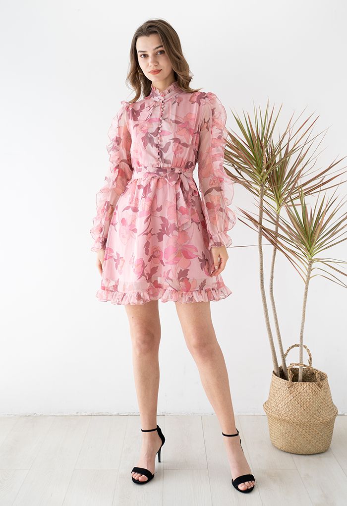 Robe ceinturée rose poudré à fleurs et à volants