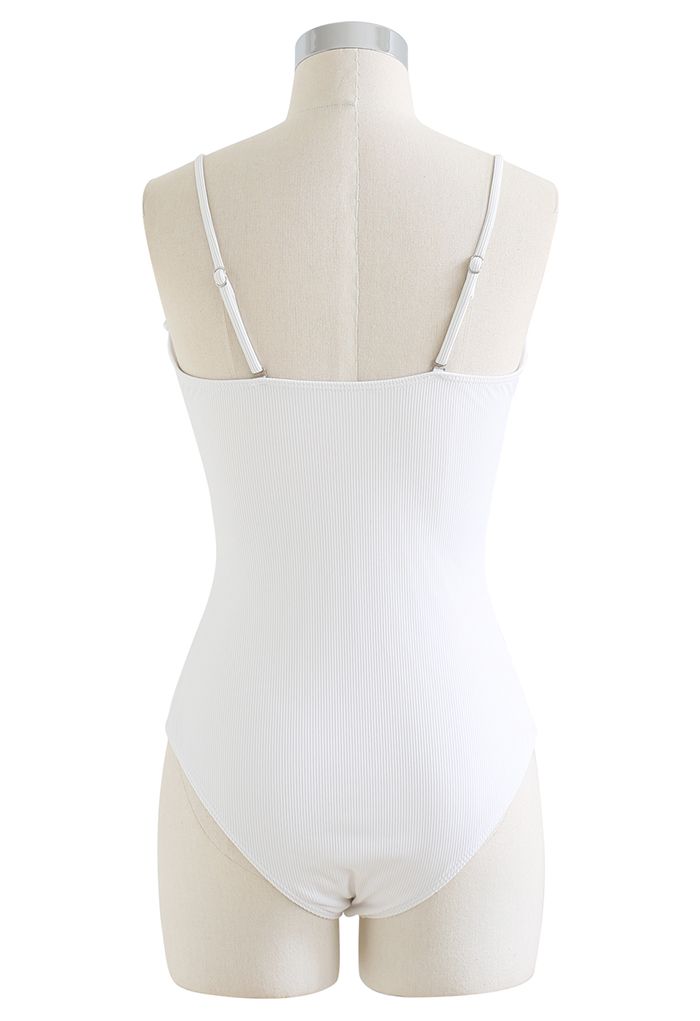 Maillot de bain blanc côtelé à découpe et boucle