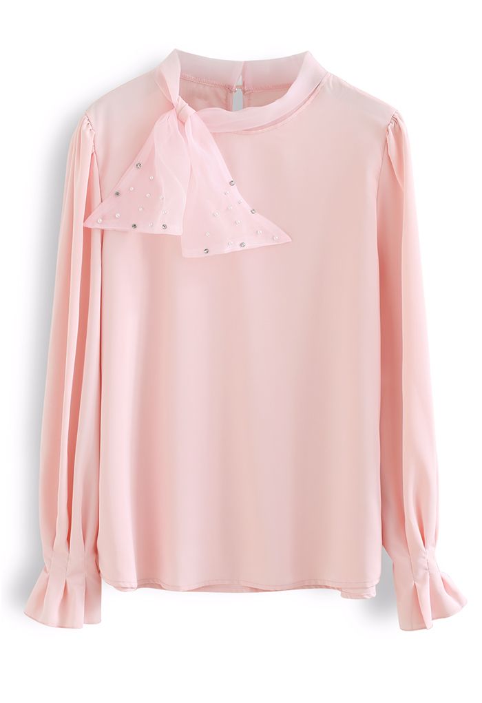 Chemise en satin nacré avec nœud papillon en rose