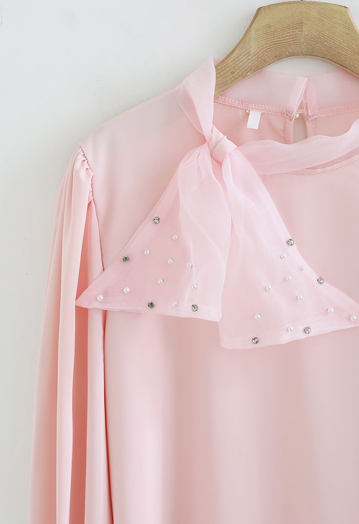 Chemise en satin nacré avec nœud papillon en rose