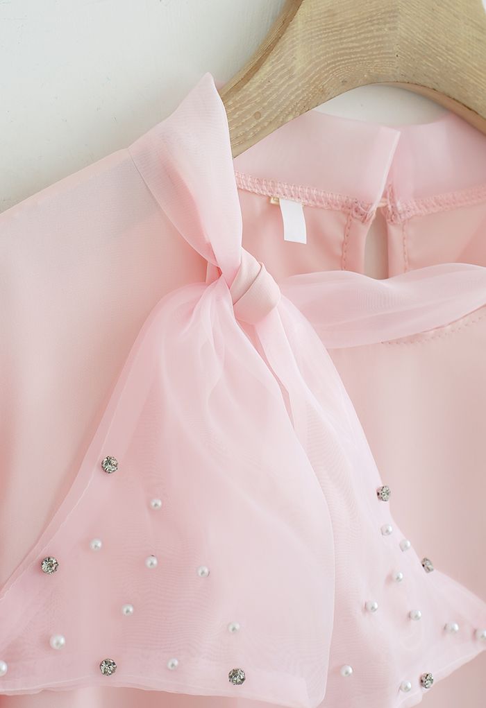 Chemise en satin nacré avec nœud papillon en rose