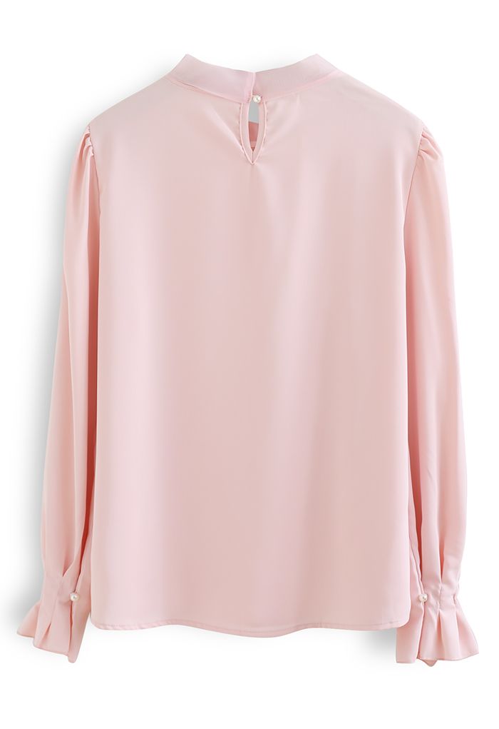 Chemise en satin nacré avec nœud papillon en rose