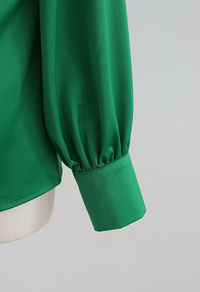 Chemise à smocks en satiné à col en V et devant croisé en vert