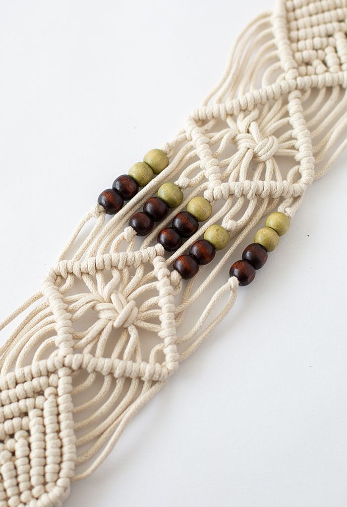 Ceinture tissée à décor de perles avec boucle en bois en ivoire