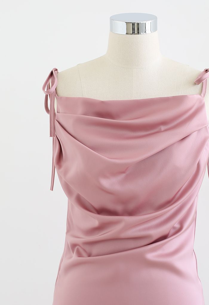 Robe caraco en satiné à col bénitier froncé en rose