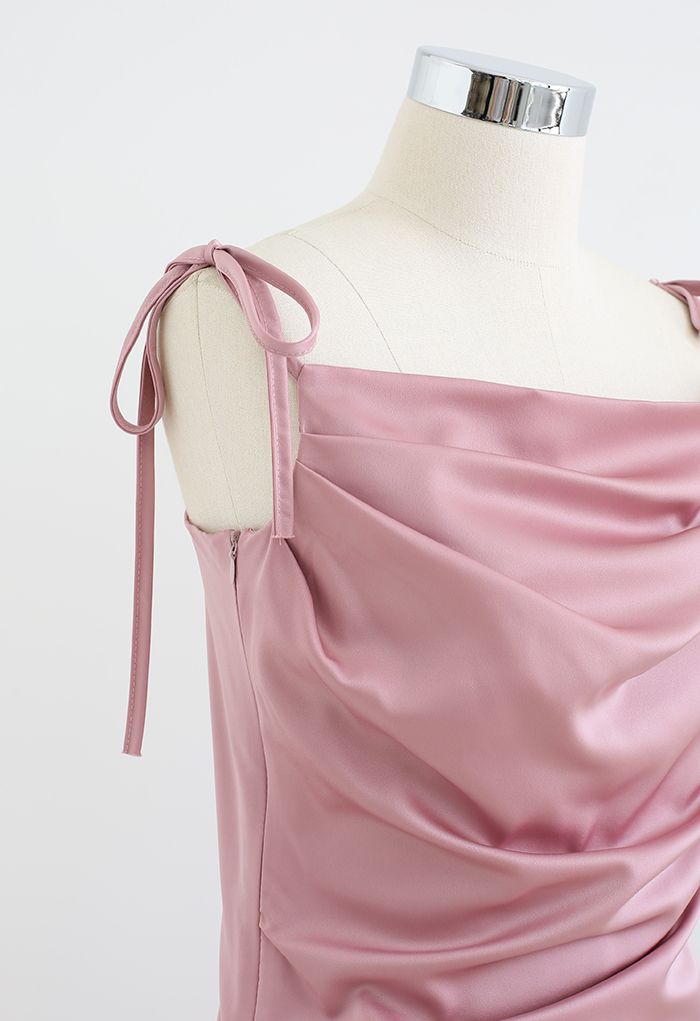 Robe caraco en satiné à col bénitier froncé en rose