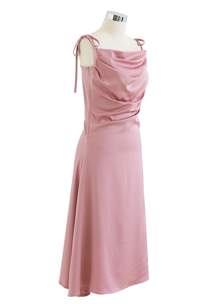 Robe caraco en satiné à col bénitier froncé en rose