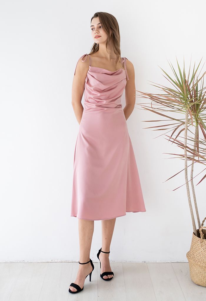 Robe caraco en satiné à col bénitier froncé en rose