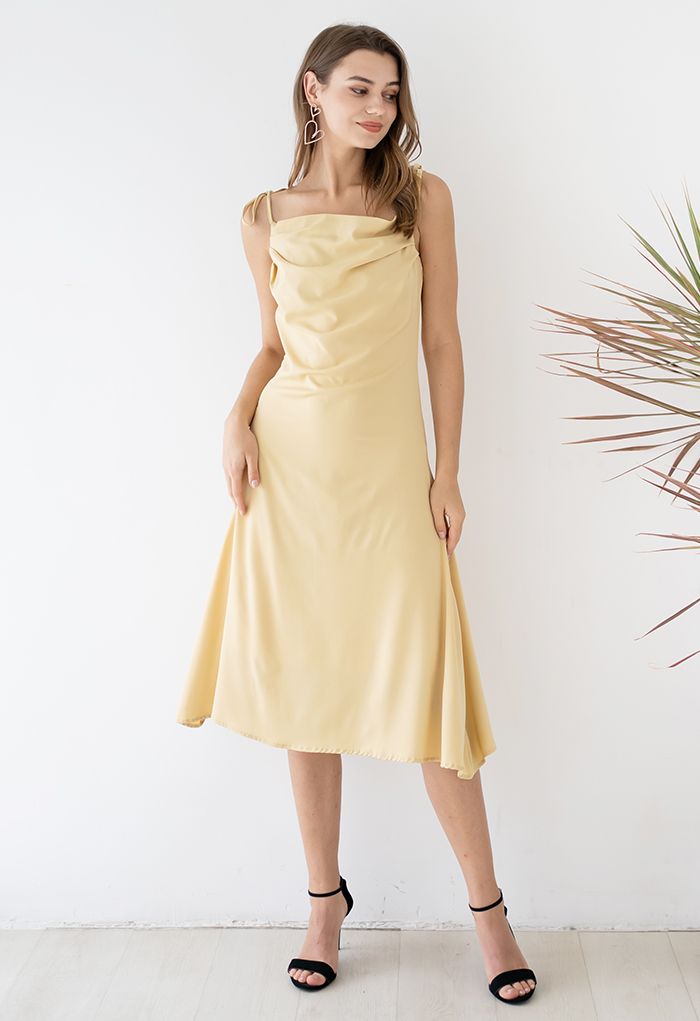 Robe caraco en satiné à col bénitier froncé en jaune