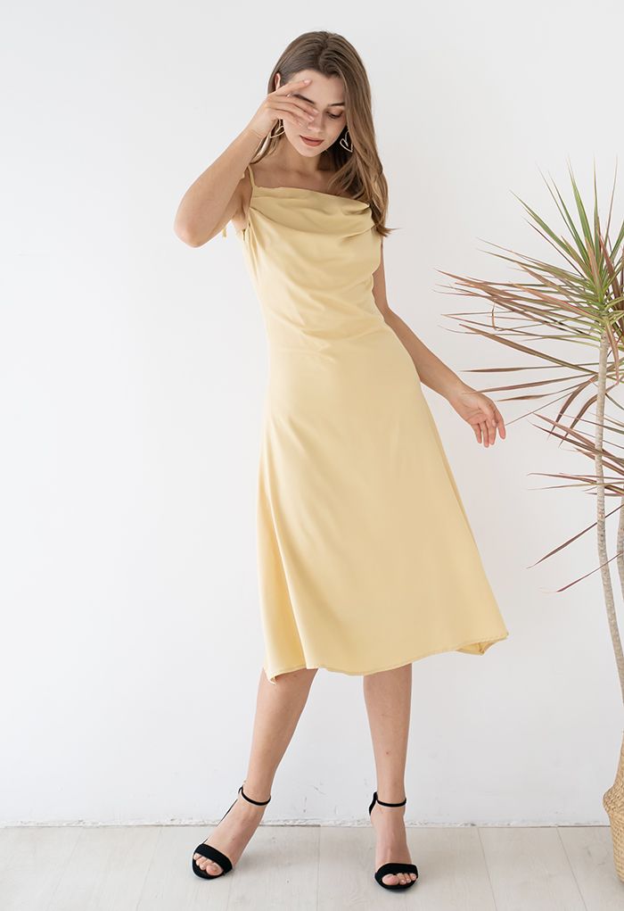 Robe caraco en satiné à col bénitier froncé en jaune