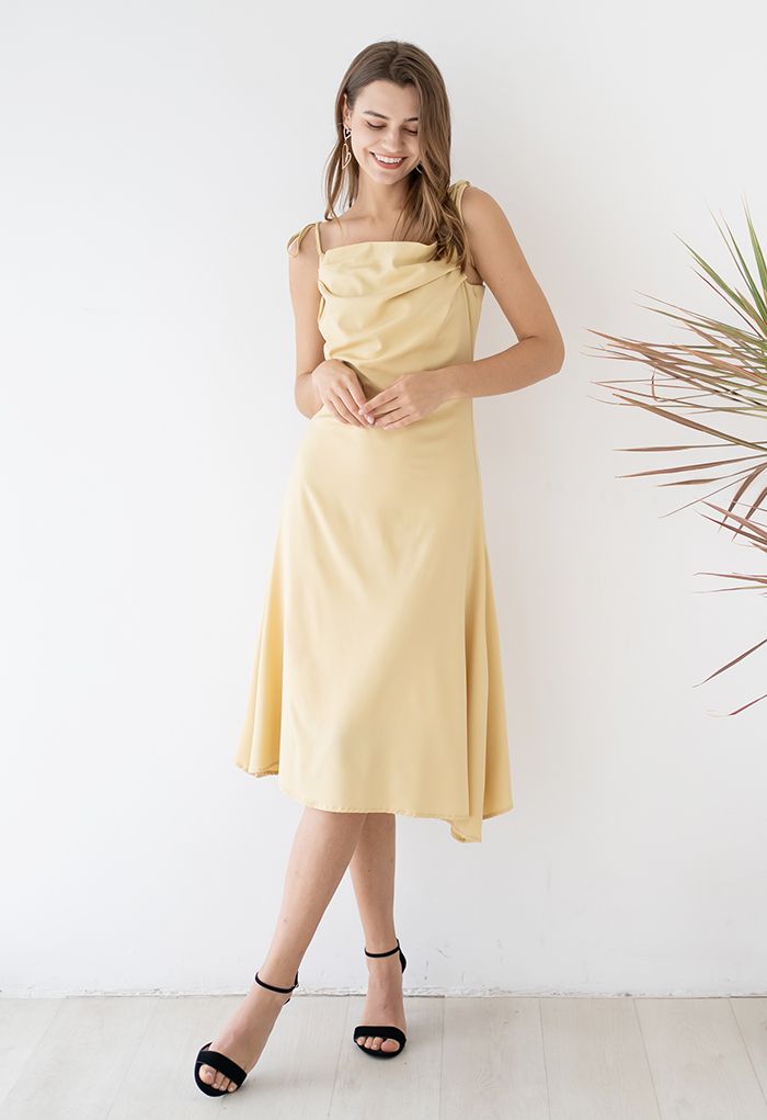 Robe caraco en satiné à col bénitier froncé en jaune