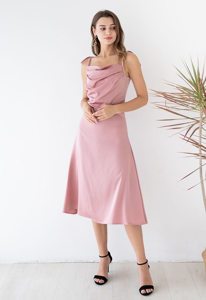 Robe caraco en satiné à col bénitier froncé en rose