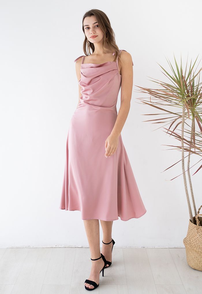 Robe caraco en satiné à col bénitier froncé en rose