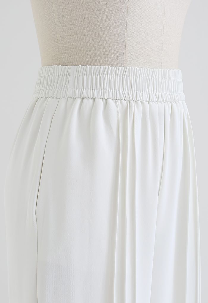 Pantalon à triple coutures et poches droites en blanc