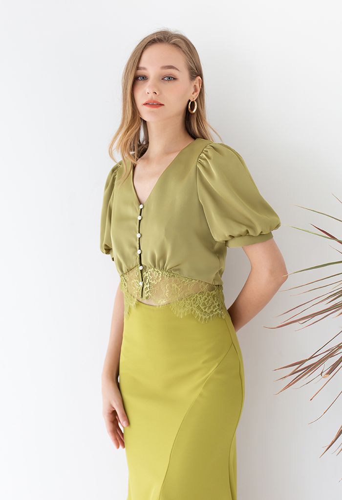 Top taille haute en dentelle à col en V en satin olive