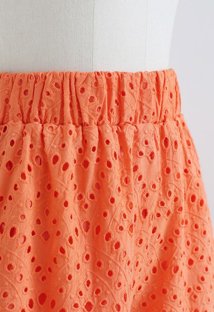 Short à ourlet en zigzag avec œillets en orange