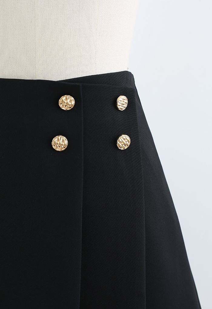 Jupe-short à rabat avec bordure à boutons dorés en noir