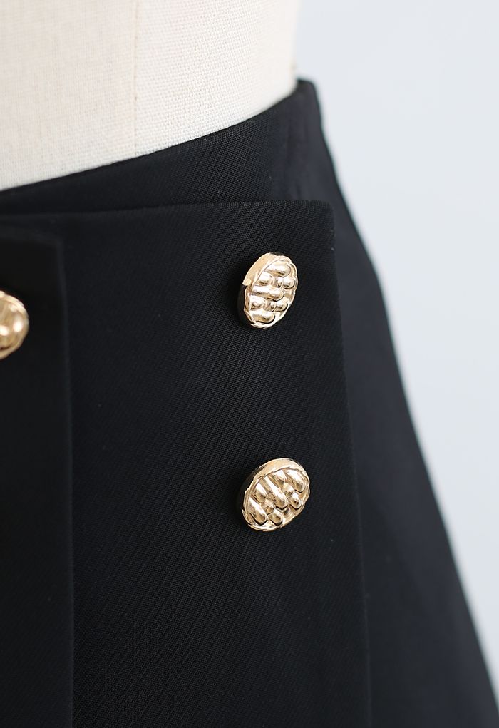 Jupe-short à rabat avec bordure à boutons dorés en noir