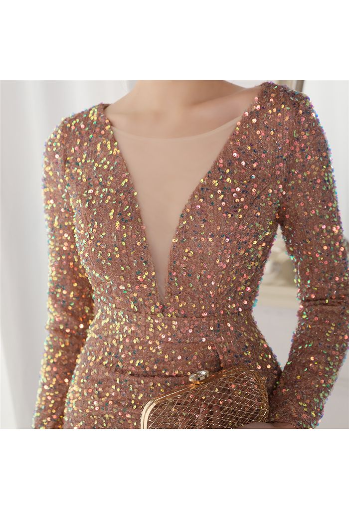 Robe à sequins et encolure en V en maille fendue sur le côté en champagne