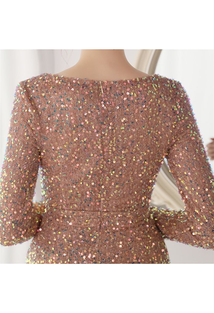 Robe à sequins et encolure en V en maille fendue sur le côté en champagne